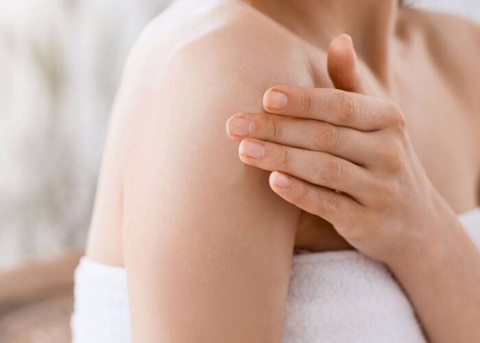 I consigli per trattare la pelle secca e sensibile del corpo